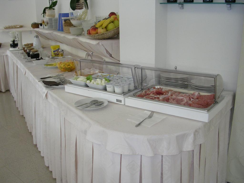 Hotel Escorial Cervia Kültér fotó