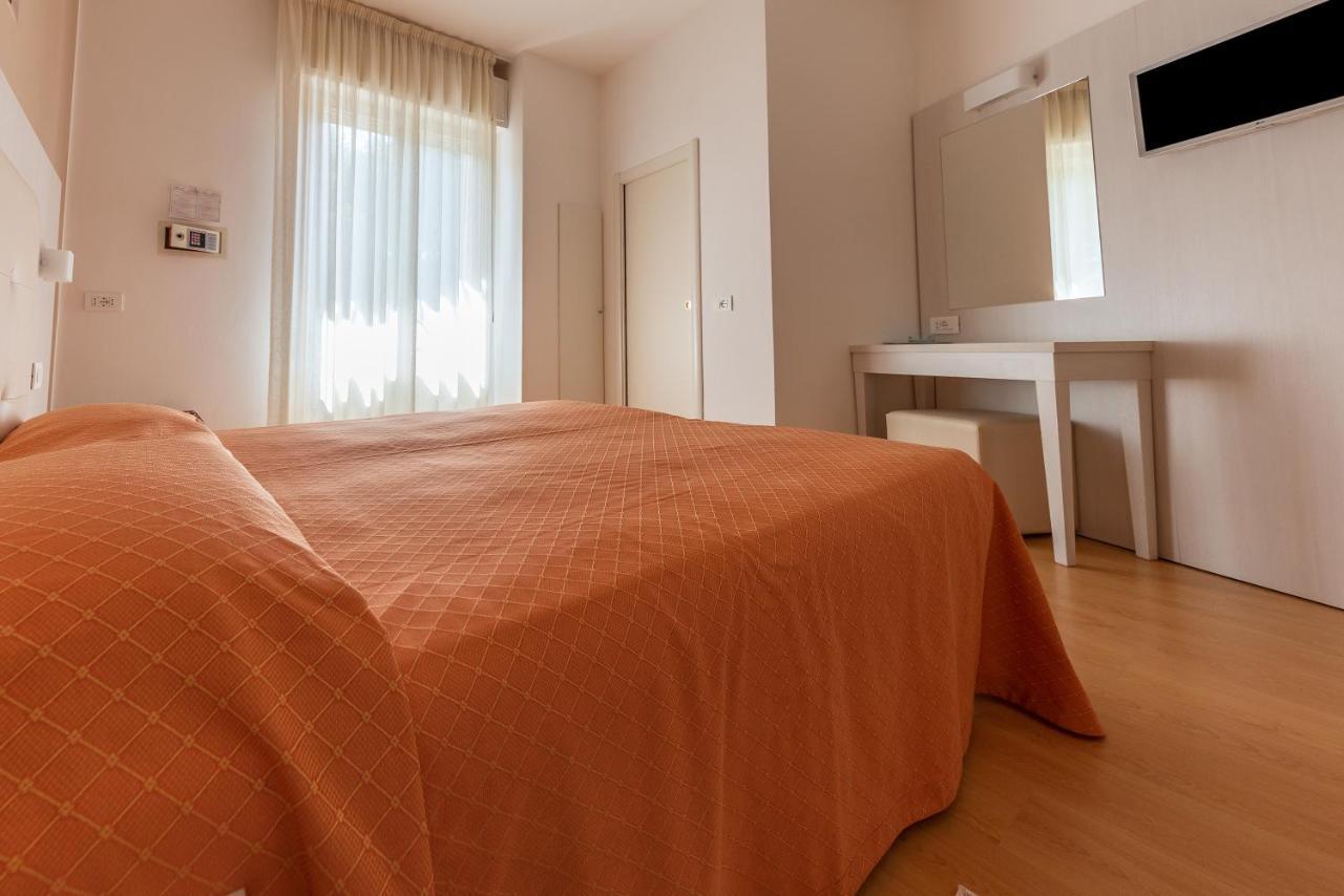 Hotel Escorial Cervia Kültér fotó